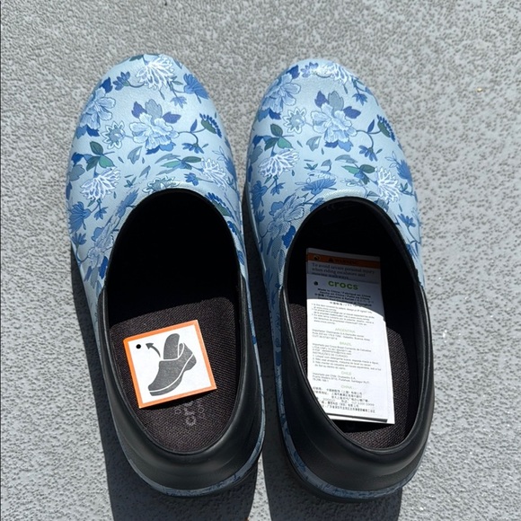 ✨Host pick✨CROCS Dual Comfort   floral clogs - Picture 3 of 10